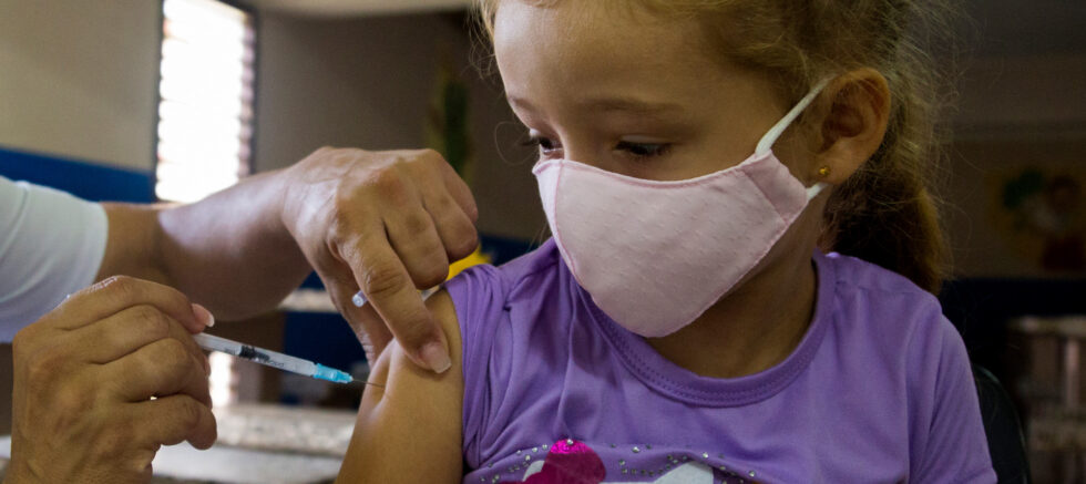 Vacunación pediátrica: El hito de la medicina cubana que ha favorecido a millones de niños